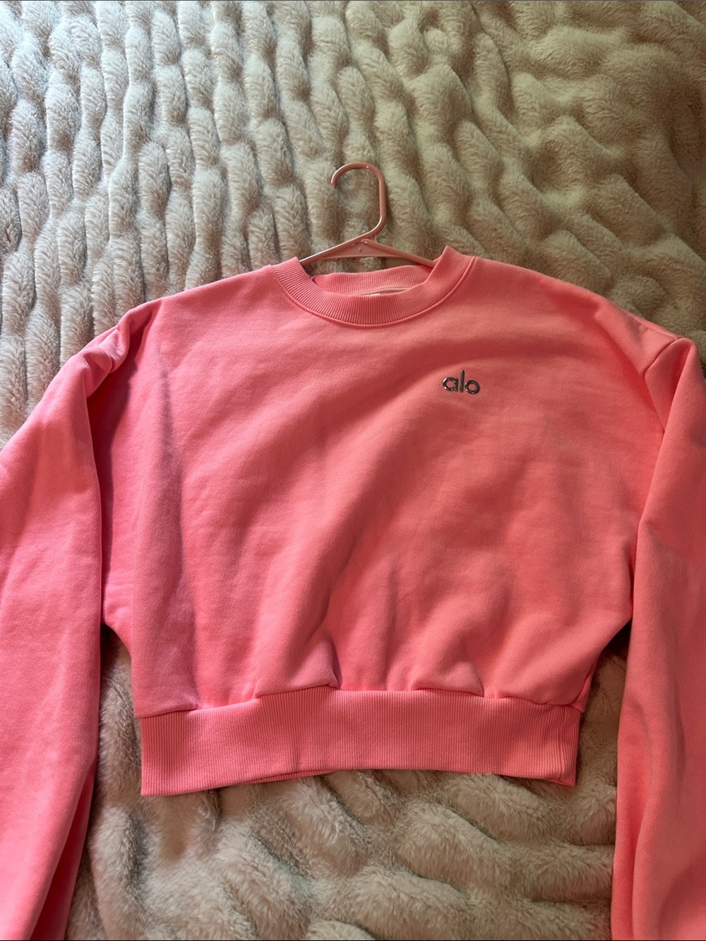 ALO Yoga Neon Bubblegum Pink Cropped Accolade Crewneck Sweatshirt Medium - Picture 2 of 11